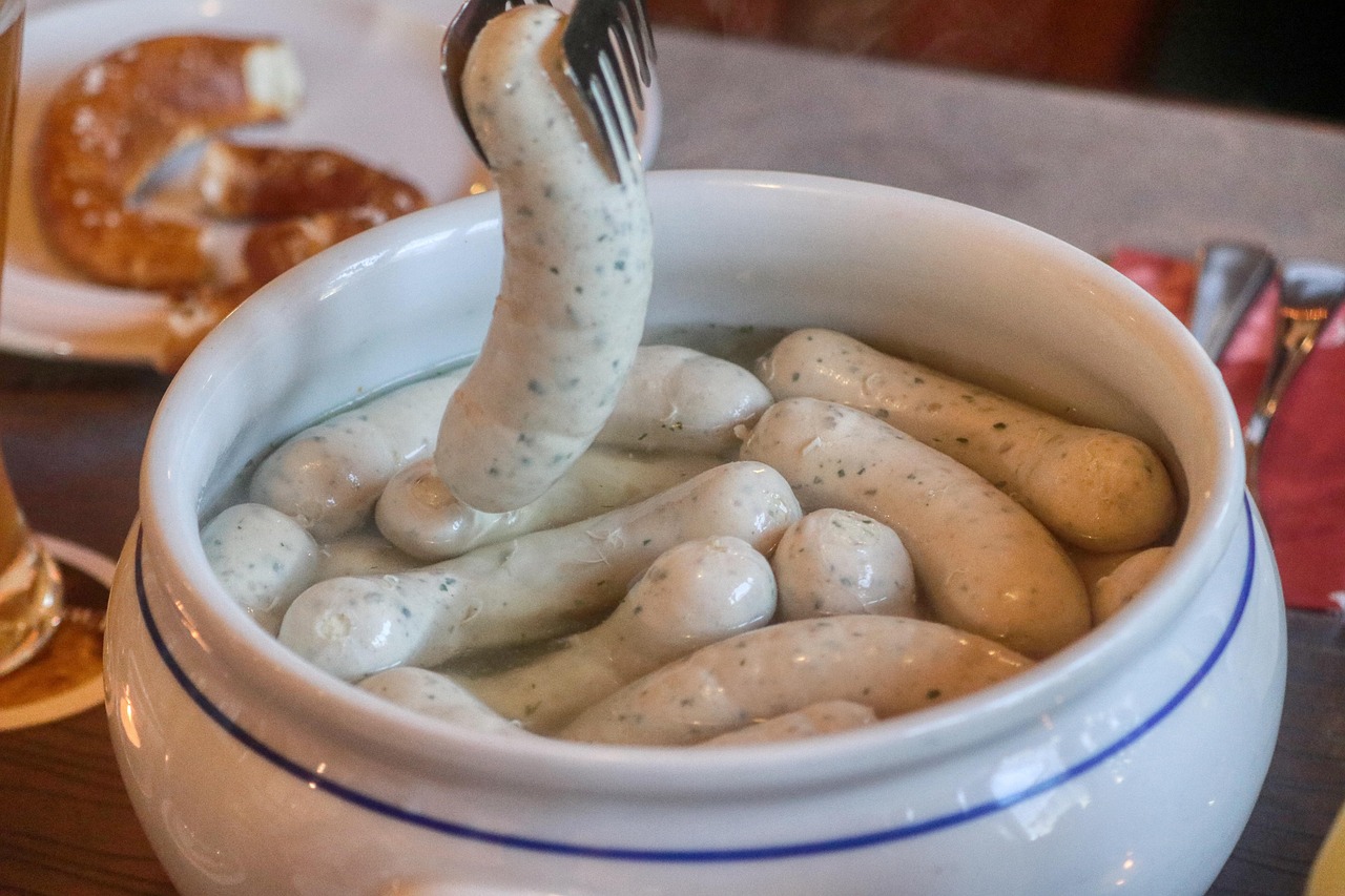 entdecken sie die köstlichen aromen verschiedener wurstsorten! von deftigen bratwürsten bis zu feinen aufschnittvarianten – unsere auswahl an würsten begeistert jeden feinschmecker. ideal für grillpartys, picknicks und traditionelle gerichte.